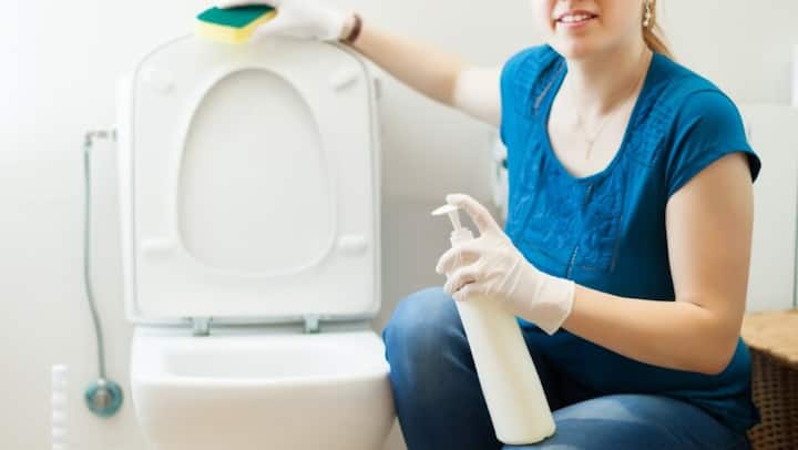 Bathroom Cleaning : क्या आपको पता है कि बर्फ के टुकड़ों से गंदे और पीले टॉयलेट पॉट को चुटकियों में साफ किया जा सकता है? आइए जानते हैं कैसे?