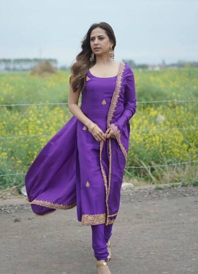 ਇਨ੍ਹੀਂ ਦਿਨੀਂ ਸਰਗੁਣ ਮਹਿਤਾ ਆਪਣੀ ਫਿਲਮ ਜੱਟ ਨੂੰ ਚੂੜੈਲ ਟੱਕਰੀ ਨੂੰ ਲੈ ਖੂਬ ਸੁਰਖੀਆਂ ਬਟੋਰ ਰਹੀ ਹੈ। ਇਸ ਫਿਲਮ ਵਿੱਚ ਉਹ ਗਿੱਪੀ ਗਰੇਵਾਲ ਅਤੇ ਰੂਪੀ ਗਿੱਲ ਨਾਲ ਸਕ੍ਰੀਨ ਸ਼ੇਅਰ ਕਰਦੇ ਹੋਏ ਨਜ਼ਰ ਆ ਰਹੀ ਹੈ।