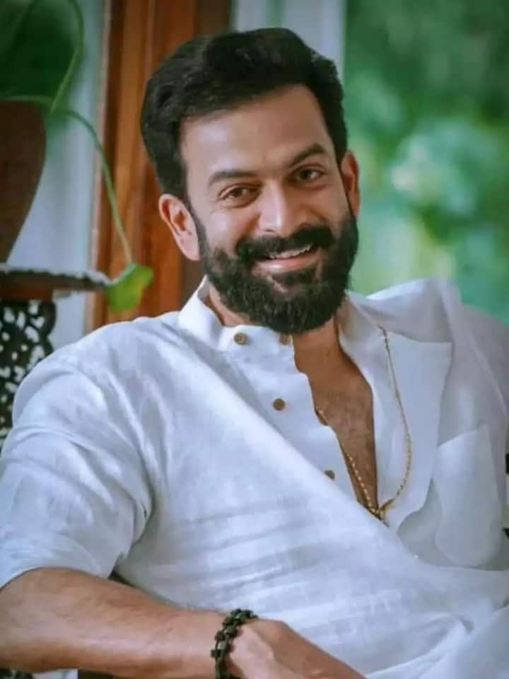 पृथ्वीराज सुकुमारन - ये भी साउथ सिनेमा का फेमस चेहरा है. जो कई फिल्मों में खूंखार विलेन का किरदार निभा चुके हैं. वहीं अब बहुत जल्द एक्टर अक्षय कुमार और टाइगर श्रॉफ की फिल्म  ‘बड़े मियां छोटे मियां’ में विलेन का रोल निभाने जा रहे हैं.