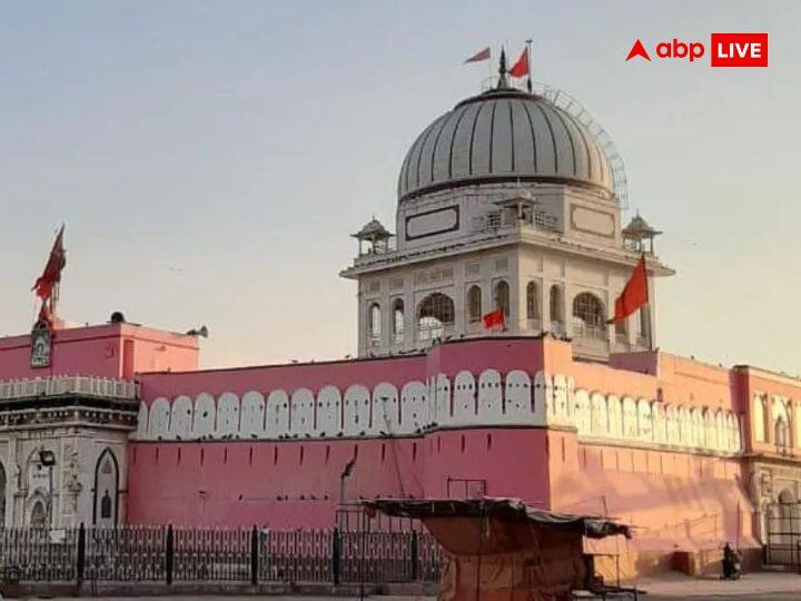 करणी माता मंदिर: अगर आप राजस्थान जाते हैं तो इस मंदिर के दर्शन के बगैर आपकी आध्यात्मिक यात्रा पूरी नहीं हो सकती. कहा जाता है कि करणी माता के इस मंदिर का निर्माण 1400 के दशक में हुआ था. यहां स्थापित देवी को मां दुर्गा का अवतार माना जाता है.