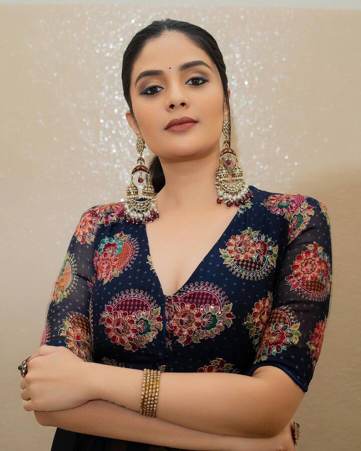 శ్రీముఖి పదహారణాల తెలుగు అమ్మాయి. బుల్లితెర రాములమ్మ అని ఆమెను ఫ్యాన్స్ ముద్దుగా పిలుస్తారు. మోడ్రన్ డ్రస్ లలో ఎక్కువ కనిపించినా... ఆమె డ్రసింగ్ స్టైల్ మ్యాగ్జిమమ్ ట్రెడిషనల్ ప్యాటర్న్ లో ఉంటుంది. లేటెస్టుగా ఒక టీవీ షో కోసం ఆవిడ ఎలా స్టైలింగ్ అయ్యారో ఫొటోల్లో చూడండి. (Image Courtesy: sreemukhi / Instagram)