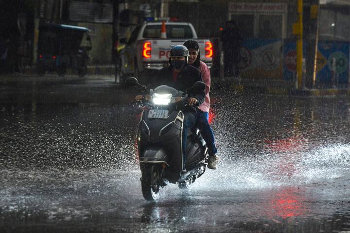 भारतीय मौसम विभाग ने दिल्ली एनसीआर के लिए अपने पूर्वानुमान में कहा कि शुक्रवार शाम को राष्ट्रीय राजधानी में हल्की से मध्यम बारिश होने की उम्मीद है, जो कुछ घंटों में भारी बारिश में बदल जाएगी. पूर्वानुमान में कहा गया है कि 29 मार्च को दिल्ली और आसपास के शहरों में ओलावृष्टि और बारिश की भी संभावना है.