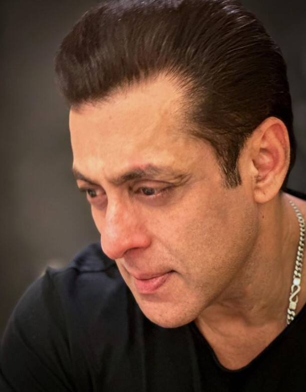 दरअसल टाइम्स ऑफ इंडिया की रिपोर्ट के मुताबिक सलमान खान ने बिग बॉस 17 में वीकेंड का वार को होस्ट करने के लिए प्रति एपिसोड 6 करोड़ रुपये चार्ज किए थे.