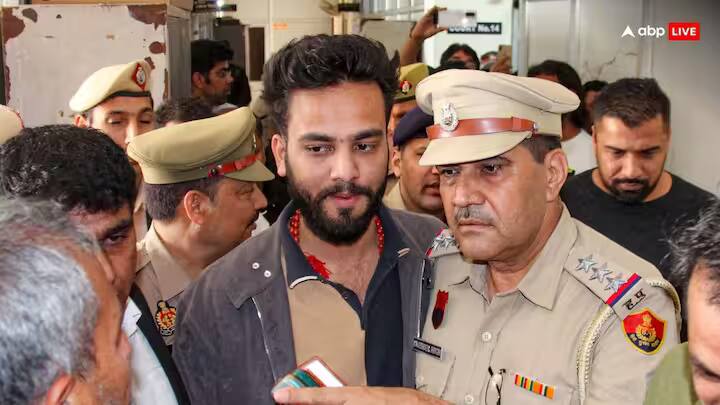 Elvish Yadav: એલ્વિશ યાદવની ફરી મુશ્કેલી વધી, જાણો હવે ક્યા મામલે પોલીસ ફરિયાદ નોંધાઈ gurugram-police-registered-case-against-elvish-yadav-and-singer-rahul-yadav-alias-fazilpuriya-for-song-32-bore-know-details Elvish Yadav: એલ્વિશ યાદવની ફરી મુશ્કેલી વધી, જાણો હવે ક્યા મામલે પોલીસ ફરિયાદ નોંધાઈ