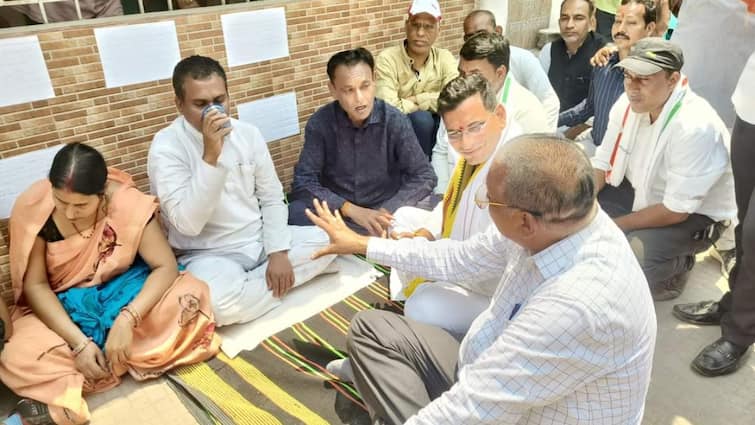 Bilaspur congress leader Jagdish Kaushik Hunger strike ends against devendra yadav ANN Bilaspur: इस आश्वासन के बाद मान गए जगदीश कौशिक, जूस पीकर खत्म किया आमरण अनशन