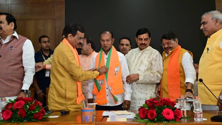 MP Lok Sabha Election 2024 Congress Kamlesh Pratap Shah resigns from MLA in Chhindwara joins BJP Kamal Nath ann कमलनाथ के गढ़ में सेंधमारी, विधायकी से इस्तीफा देकर बहन-पत्नी के साथ BJP में शामिल हुए कमलेश प्रताप शाह