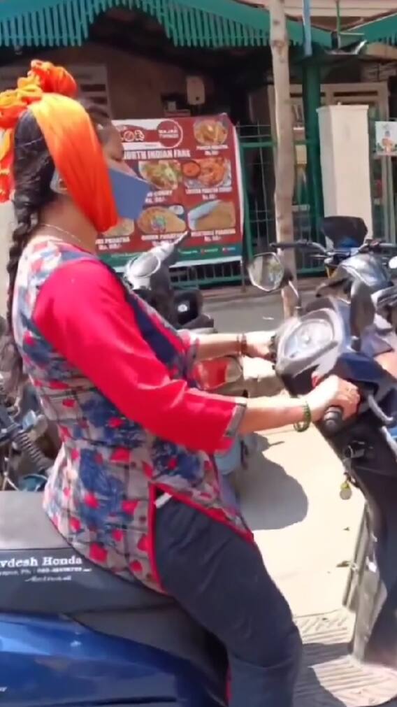 दुपट्टे को बनाया स्मार्टफोन होल्डर, देखकर रह जाएंगे शॉक्ड