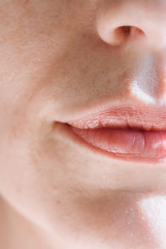 Lip Care Tips :ओठांचा काळेपणा तुमच्या सौंदर्यावर डाग लावू शकतो, या सवयी सोडा आणि निरोगी राहा!