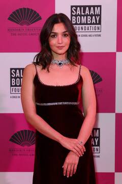 Alia Bhatt: ਬਾਲੀਵੁੱਡ ਅਦਾਕਾਰਾ ਆਲੀਆ ਭੱਟ ਨੇ ਈਵੈਂਟ 'ਚ ਪਹਿਿਨਿਆ 20 ਕਰੋੜ ਦਾ ਹਾਰ, ਤਸਵੀਰਾਂ ਸੋਸ਼ਲ ਮੀਡੀਆ 'ਤੇ ਵਾਇਰਲ