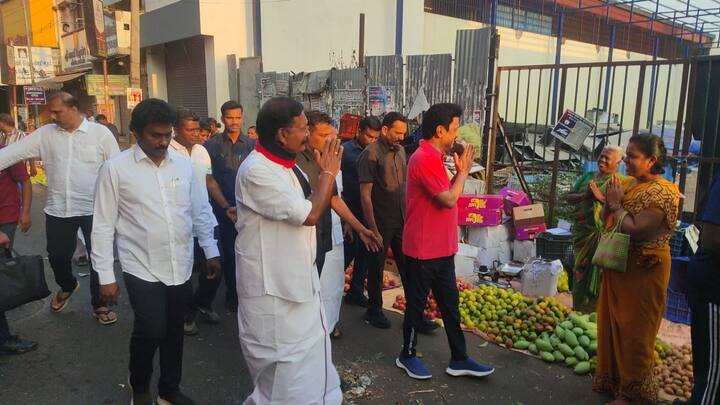 இந்நிலையில், சேலம் அக்ரஹாரம் கடை வீதி பகுதியில் தமிழக முதல்வர் முக.ஸ்டாலின் சேலம் நாடாளுமன்ற தொகுதி திமுக வேட்பாளர் டி எம் செல்வகணபதியை ஆதரித்து தீவிர தேர்தல் பிரச்சாரத்தில் ஈடுபட்டார்