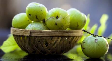 Amla: ડાયાબિટીસના વધતા જતા કેસોને કારણે ભારતને ડાયાબિટીસ કેપિટલ પણ કહેવામાં આવે છે. આ એક એવો રોગ છે જેમાં વ્યક્તિના શરીરમાં ઇન્સ્યુલિનનો યોગ્ય રીતે ઉપયોગ થતો નથી અથવા તે જરૂરી કરતાં ઓછી માત્રામાં બહાર નીકળે છે. જેના કારણે લોહીમાં શુગરની માત્રા વધવા લાગે છે.