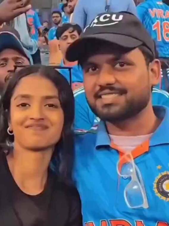 बांहों में बांहें डाल मैच देख रहा था कपल, अचानक कैमरे में हुआ कैद