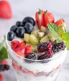Fruit Yogurt: दही के साथ आराम से मिल जाते हैं ये फल, आप भी जरूर करें ट्राई