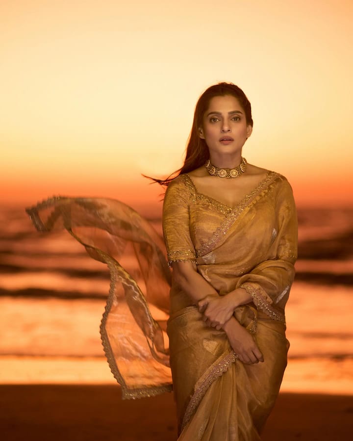 मराठी रंगभूमी, सिनेसृष्टीतही हिंदीत अभिनेत्री प्रिया बापटने (Priya Bapat) आपल्या अभिनयाचा ठसा उमटवला.