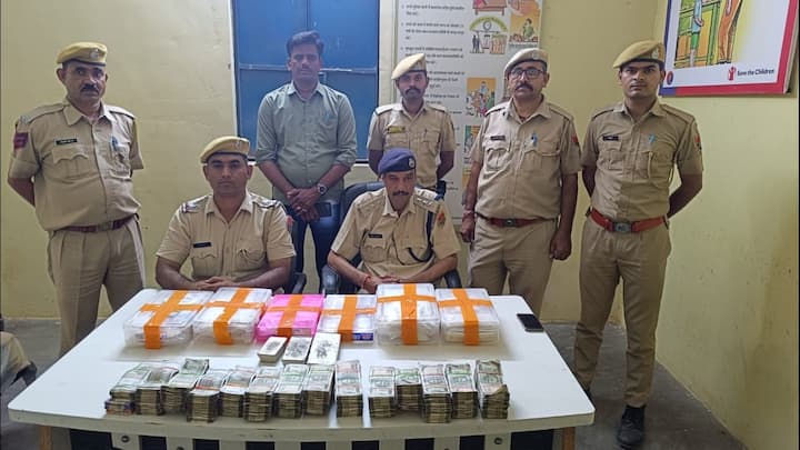 Dungarpur police Arrested two youths Gold worth Rs 2 crore and cash worth lakhs Ahmedabad to Rajasthan ann अहमदाबाद से राजस्थान में ला रहे थे 2 करोड़ का सोना और लाखों की नगदी जब्त, दो युवक हिरासत में