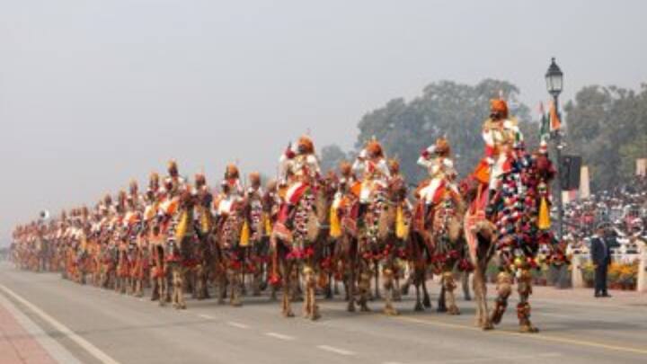 आर्मी की तुलना में नेवी के जवानों का सैल्यूट अलग होता है. बता दें कि नेवी अधिकारियों के हाथ 90 डिग्री एंगल में जमीन की तरफ झुके रहते हैं. वो अपनी हथेली सामने वाले इंसान को नहीं दिखाते हैं. इसका अर्थ ये होता है कि जो जवान शिप पर काम करते हैं या सेलर होते हैं, उनके हाथ अक्सर ग्रीज, तेल आदि के चलते गंदे रहते हैं, तो इसलिए वो अपने गंदे हाथों को किसी के सामने नहीं दिखाते हैं.