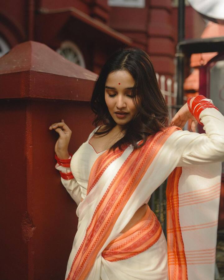 ఇందులో అనిఖా ముద్దు సీన్లతో అభిమానులకు షాకిచ్చింది. Photo Credit: Anikha surendran/Instagram