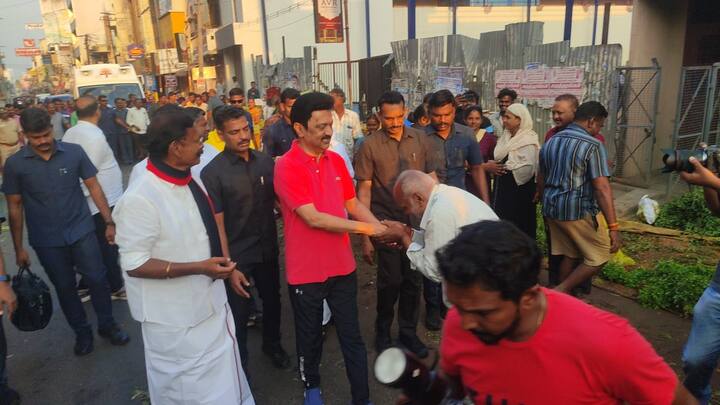 குறிப்பாக காலை வேளையில் மக்களோடு மக்களாக நடைப்பயிற்சி மேற்கொண்டு வாக்கு சேகரித்து வருகிறார்