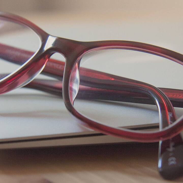 ਇੱਕ ਸੰਤੁਲਿਤ ਖੁਰਾਕ, ਜਿਸ ਵਿੱਚ ਲੋੜੀਂਦੀ ਮਾਤਰਾ ਵਿੱਚ ਪੋਸ਼ਣ ਹੁੰਦਾ ਹੈ, ਅੱਖਾਂ ਦੀ ਬਿਹਤਰ ਸਿਹਤ ਲਈ ਬਹੁਤ ਮਹੱਤਵਪੂਰਨ ਹੈ। ਅਜਿਹੀ ਸਥਿਤੀ ਵਿੱਚ, ਤੁਹਾਨੂੰ ਆਪਣੀ ਖੁਰਾਕ ਵਿੱਚ ਵਿਟਾਮਿਨ ਸੀ, ਏ ਅਤੇ ਜ਼ਿੰਕ ਵਰਗੇ ਪੌਸ਼ਟਿਕ ਤੱਤਾਂ ਨਾਲ ਭਰਪੂਰ ਚੀਜ਼ਾਂ ਨੂੰ ਸ਼ਾਮਲ ਕਰਨਾ ਚਾਹੀਦਾ ਹੈ, ਜਿਵੇਂ ਕਿ ਨਿੰਬੂ ਜਾਤੀ ਦੇ ਫਲ, ਹਰੀਆਂ ਪੱਤੇਦਾਰ ਸਬਜ਼ੀਆਂ, ਸਾਲਮਨ, ਅੰਡੇ, ਮੇਵੇ, ਫਲੀਆਂ ਆਦਿ।