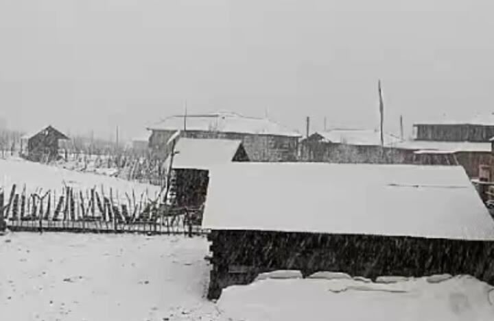 जिला प्रशासन ने कल शाम पर्यटकों और स्थानीय लोगों को नदियों और हिमस्खलन-संभावित क्षेत्रों जैसे संवेदनशील स्थानों पर कार्रवाई करने का आदेश दिया.