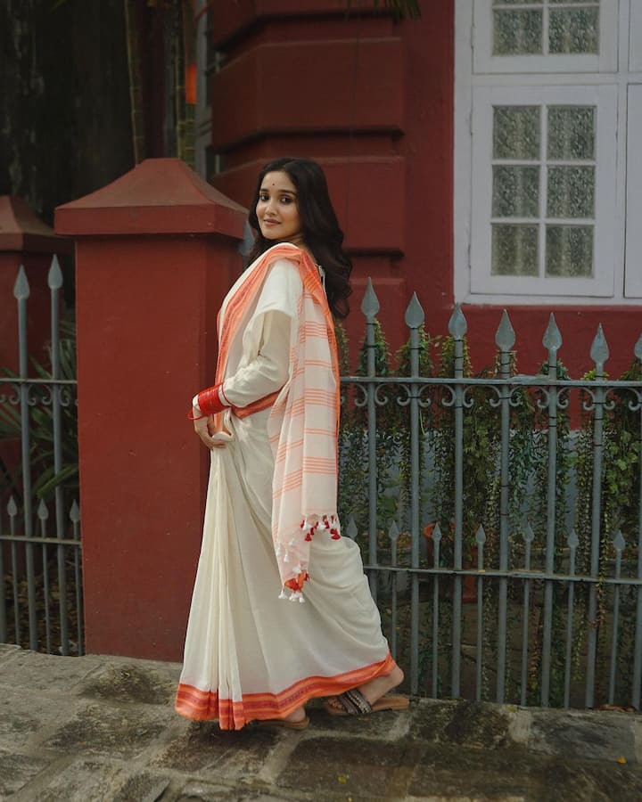 తాజాగా ఈ ముద్దుగుమ్మ షేర్ చేసిన శారీ ఫోటోలు సినీ అభిమానులను అలరిస్తున్నాయి.Photo Credit: Anikha surendran/Instagram