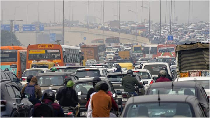 delhi police issued traffic advisory ahead of INDIA Bloc Loktantra Bachao Rally इंडिया गठबंधन की दिल्ली में मेगा रैली, ट्रैफिक पुलिस ने किया रास्तों में बड़ा बदलाव, इन मार्गों पर जाने से बचें