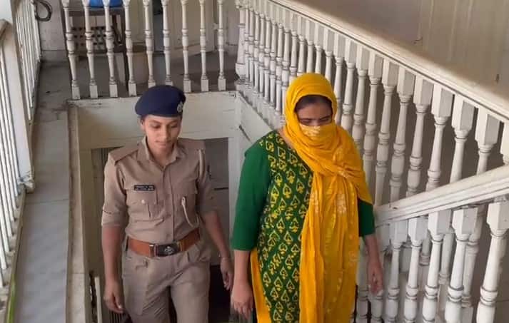 ACB caught a woman PSI and her son accepting a bribe of Rs 8000 in Surat Surat: મહિલા PSI અને પુત્રને ACBએ પોલીસ સ્ટેશનમાં જ લાંચ લેતા રંગેહાથ ઝડપી લીધા