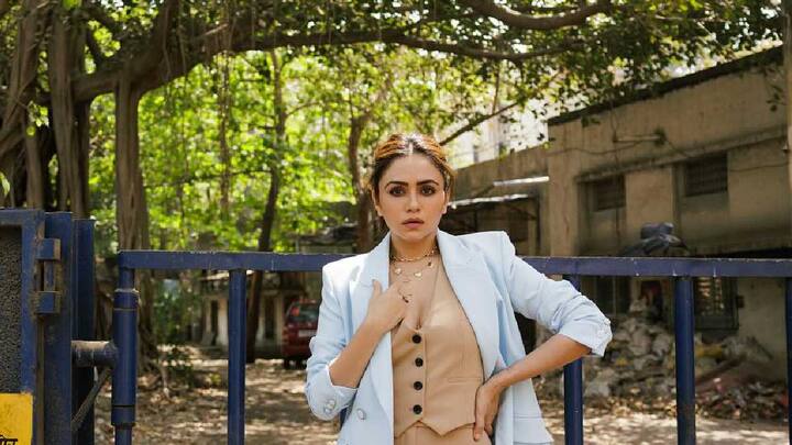 अमृता खानविलकरने (Amruta Khanvilkar) 'राझी', 'सत्यमेव जयते' आणि 'मलंग' नंतर लुटेरे मधून पुन्हा एकदा प्रेक्षकांना आपलंसं केलं. (photo:amrutakhanvilkar/ig)