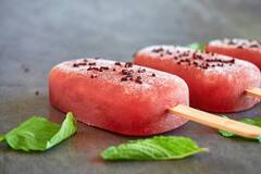 Popsicles Recipe : அடிக்கும் வெயிலுக்கு இதமான குச்சி ஐஸ்.. இனி வீட்டிலே செய்யலாம்!