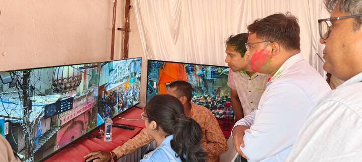 इंदौर में शनिवार (30 मार्च) सुबह से ही लाखों लोग रंगपंचमी के जश्न में डूबे नजर आए. गेर में इंदौर कलेक्टर आशीष सिंह भी मौजूद थे. वह नगर निगम आयुक्त शिवम वर्मा के साथ राजवाड़ा स्थित अस्थाई कंट्रोल रूम से निगरानी करते नजर आए.