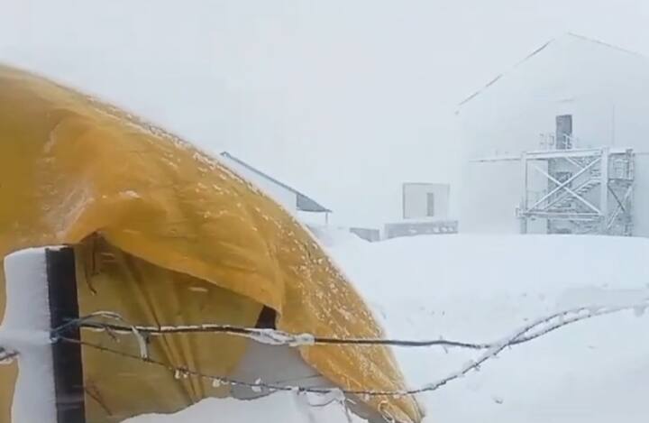 रोहतांग सुरंग के दक्षिणी ध्रुव पर कई वाहन रोके गए हैं क्योंकि पूरे लोहौल स्पीति जिले में भारी बर्फबारी हो रही है. रोहतांग दर्रा, लेडी ऑफ केलांग, सेवन सिस्टर्स हिल्स, साचपास, मणिमेश, धौलाधार रेंज और किन्नर कैलाश पर्वतमाला सहित ऊंचाई वाले इलाकों में बर्फबारी हो रही है.