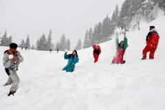 हिमाचल के ऊंचे इलाकों में बर्फबारी, तूफान और बारिश से सामान्य जनजीवन अस्त-व्यस्त, देखें तस्वीरें