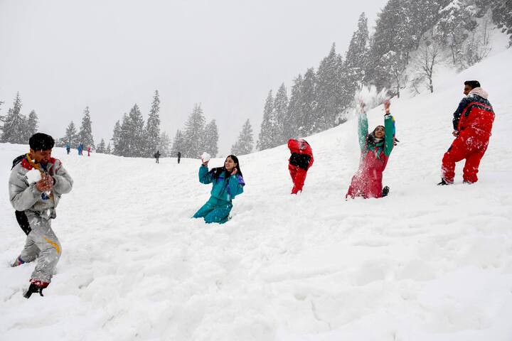बर्फबारी और बारिश की वजह से तापमान में भी गिरावट आई है. मौसम विज्ञान केंद्र शिमला के ऊंचाई वाले इलाकों में बर्फबारी का येलो अलर्ट जारी किया था.