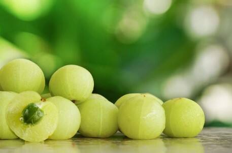 આમળાને સૂકવીને તેનો પાવડર તૈયાર કરવામાં આવે છે. તમે આ પાઉડરને દહીં સાથે મિક્સ કરીને ખાઈ શકો છો. તે તેના પોષક મૂલ્યને કારણે સ્વાસ્થ્ય માટે ફાયદાકારક સાબિત થાય છે.