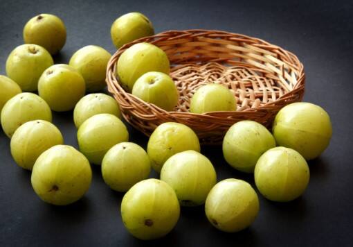 આવી સ્થિતિમાં, આમળા પોષક તત્વોથી ભરપૂર ફળ છે, જે વિટામિન સી, ફાઈબર, ફોલેટ, ફોસ્ફરસ, કાર્બોહાઈડ્રેટ, મેગ્નેશિયમ, કેલ્શિયમ, આયર્ન અને એન્ટી-ઓક્સીડેન્ટ જેવા પોષક તત્વોથી ભરપૂર હોવાને કારણે ડાયાબિટીસના દર્દીઓ માટે ખૂબ જ ફાયદાકારક સાબિત થાય છે.