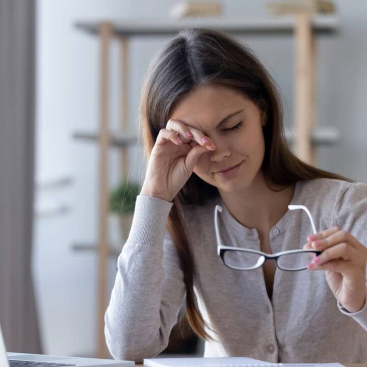 ਇੱਥੇ ਅਸੀਂ ਤੁਹਾਨੂੰ ਕੁਝ ਅਜਿਹੇ ਘਰੇਲੂ ਨੁਸਖਿਆਂ ਬਾਰੇ ਦੱਸਾਂਗੇ, ਜਿਨ੍ਹਾਂ ਨੂੰ ਅਪਣਾ ਕੇ ਤੁਸੀਂ ਵੀ ਪੁਰਾਣੇ ਐਨਕਾਂ ਨੂੰ ਦੂਰ ਕਰ ਸਕੋਗੇ। ਆਓ ਬਿਨਾਂ ਕਿਸੇ ਦੇਰੀ ਦੇ ਉਨ੍ਹਾਂ ਬਾਰੇ ਜਾਣੀਏ।