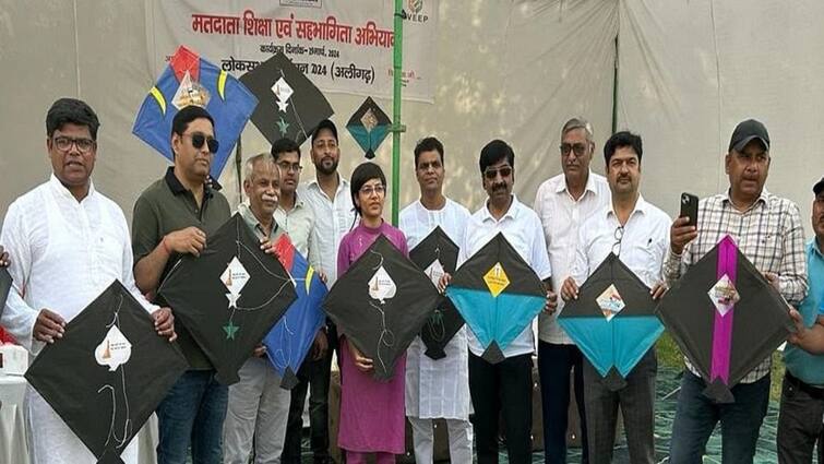 Aligarh Administration celebrated kite festival flying kites CDO aware common people ann Aligarh News: अलीगढ़ में प्रशासन ने मनाया पतंग उत्सव, CDO ने पतंग उड़ाकर लोगों को किया जागरूक