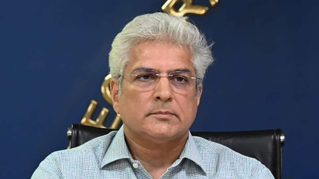 ED summons Delhi Minister Kailash Gahlot accused of preparing draft excise policy ann कैलाश गहलोत पहुंचे ED हेडक्वार्टर, आबकारी नीति का ड्राफ्ट तैयार करने का आरोप