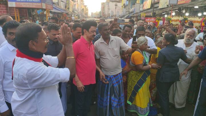 அக்ரகாரம் கடை வீதிகளில் நடந்து சென்று பொதுமக்களிடம் வாக்கு சேகரிப்பில் ஈடுபட்டார்