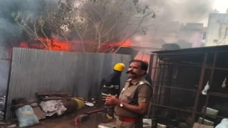 Tiruvannamalai news sudden fire broke out at a popular sweets shop on Arani Bazar Road due to gas leakage and 3 cylinders bursting - TNN பிரபல ஸ்வீட் கடையில் கேஸ் சிலிண்டர் வெடித்து தீ விபத்து - ஆரணியில் அதிர்ச்சி