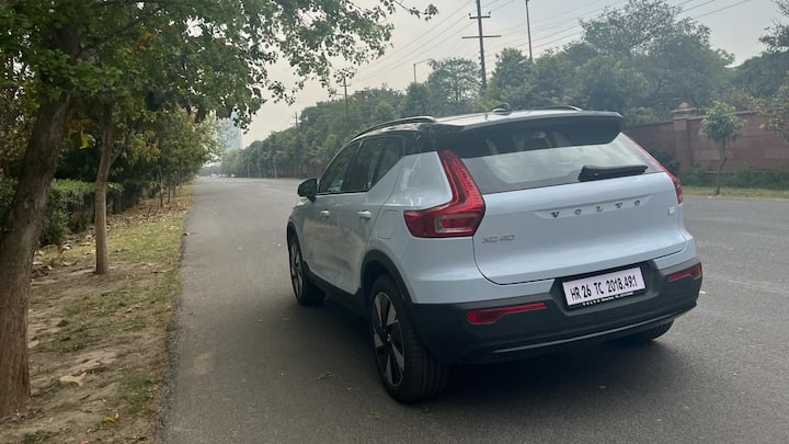 XC40-এর রিচার্জ সিঙ্গল মোটর মডেলটিতে রয়েছে ২৩৮hp এবং ৪২০Nm- তার সঙ্গেই রয়েছে ৬৯kWh ব্যাটারি প্যাক (Volvo XC40 Recharge Features)। গাড়ি প্রস্তুতকারক সংস্থার দাবি, এই বৈদ্যুতিক গাড়ির রেঞ্জ থাকবে ৪৭৫ কিলোমিটার (রাস্তায় দেখা গিয়েছে গাড়িটি ৪০০ কিলোমিটারের মতো রেঞ্জ দেয়)। এই গাড়িটির সর্বোচ্চ গতিবেগ প্রতি ঘণ্টায় ১৮০ কিলোমিটার।