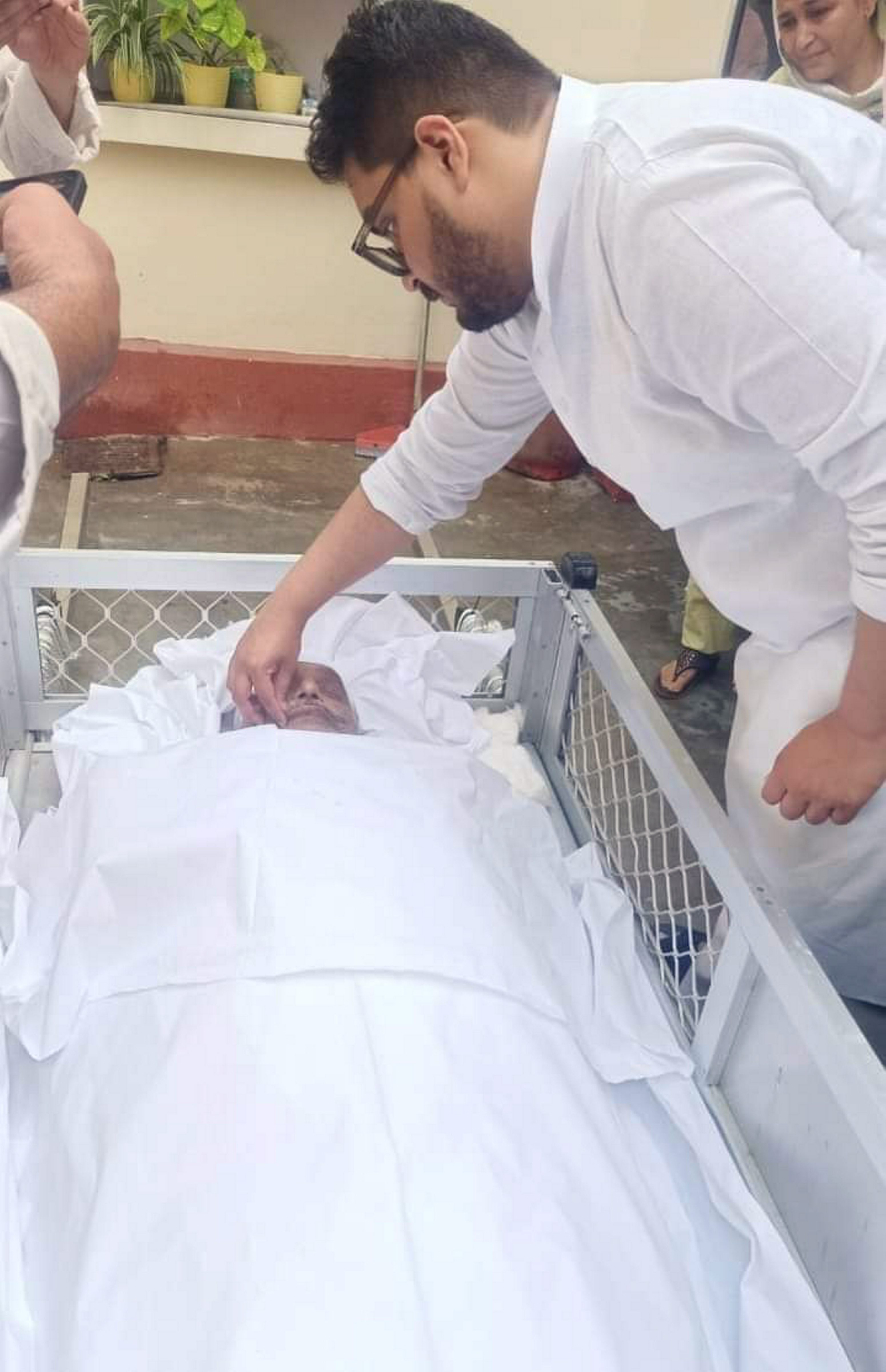 Mukhtar Ansari Death: મુખ્તાર અંસારી સુપુર્દ-એ-ખાક, માતા-પિતાની બાજુની કબરમાં જ દફનાવાયો; જનાજામાં ઉમટી જંગી જનમેદની