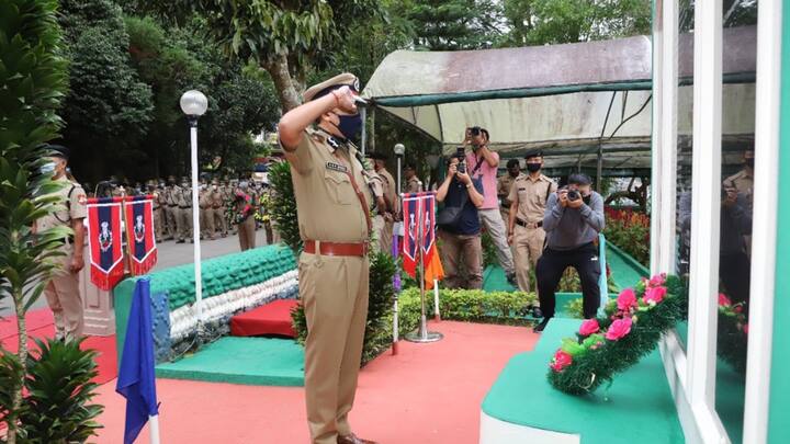 पुलिस मैनुअल के हिसाब से भी सैल्यूट करने के भी कई तरीके हैं. जैसे शारीरिक अक्षमता के कारण दाएं हाथ से सैल्यूट नहीं कर सकते हैं, तो बाएं हाथ का इस्तेमाल कर सकते हैं. वहीं किसी अंत्येष्टि क्रिया में शामिल होने वाले अफसर और जवान शव की ओर दाहिने या बाएं देखकर सैल्यूट करेंगे. इसके अलावा अगर कोई पुलिस अफसर बिना शस्त्र के घोड़े पर सवार है तो वो दाहिने हाथ से सैल्यूट करेगा. पुलिसकर्मी आमतौर पर सामने की ओर से सैल्यूट करते वक्त दाहिना हाथ सीधे रखते हैं. इस दौरान ध्यान रखने वाली बात यह भी है कि बांह का ऊपरी हिस्सा आड़ा हो और साइड से समकोण बनाता है. बांह का आगे वाला हिस्सा, कलाई और अंगुलियां एक सीध में होनी चाहिए.