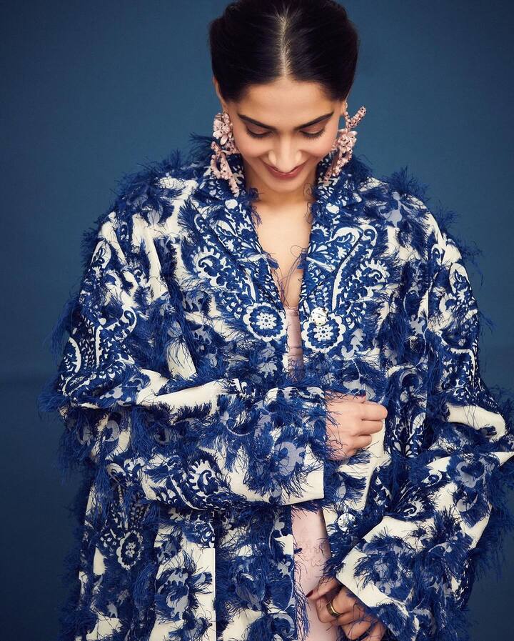 sonam kapoor Photo: સોનમ કપૂરે ફરી એકવાર તેની ફેશન સેન્સથી તેના ચાહકોને ચોંકાવી દીધા છે અને તેનું કારણ છે કે તેનો લુક ખૂબ જ ક્લાસી છે.