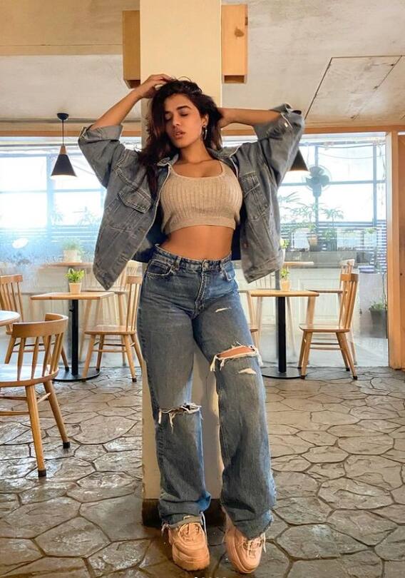 જીન્સ-શર્ટમાં કેતિકા શર્માએ ફ્લૉન્ટ કર્યુ કર્વી ફિગર