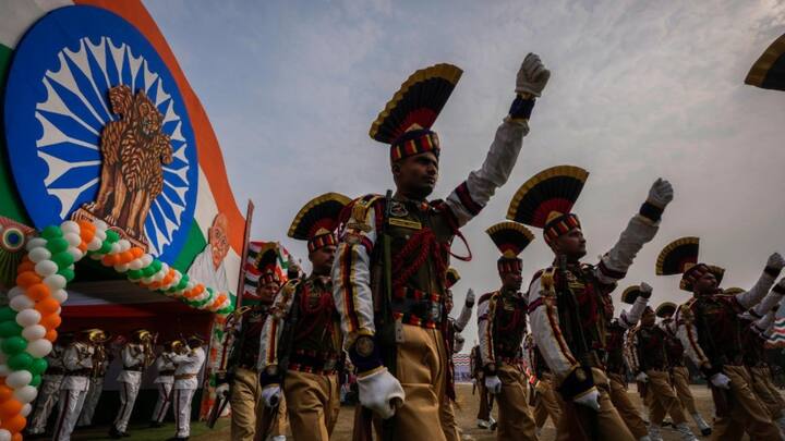 गणतंत्र दिवस और स्वतंत्रता दिवस के परेड में आपने अक्सर देखा होगा कि भारतीय आर्मी, नेवी और एयरफोर्स के जवान जो देश के राष्ट्रपति और चीफ गेस्ट को सैल्यूट करते हुए आगे बढ़ते हैं. उन सभी जवानों के सैल्यूट करने के तरीके में फर्क होता है.