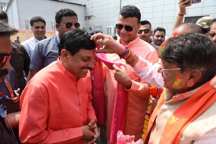 मध्य प्रदेश के मुख्यमंत्री मोहन यादव रंगपंचमी पर इंदौर की प्रसिद्द 'गेर' में शामिल हुए. गुलाल से सराबोर सीएम मोहन यादव जश्न में डूबे युवाओं पर पानी की बौछार भी करते दिखे. इस कार्यक्रम में सीएम के साथ मंत्री कैलाश विजयवर्गीय समेत कई नेता भी शामिल हुए.