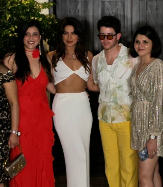 बर्थडे बैश में मन्नारा ने प्रियंका चोपड़ा, जीजू निक जोनस और बहन मिताली हांडा संग खूब मस्ती की. सभी ने एक-दूसरे के साथ जमकर पोज भी दिए.