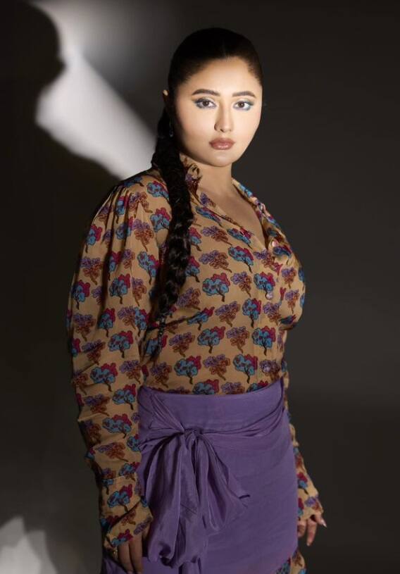 શૉર્ટ ડ્રેસમાં રશ્મિ દેસાઇ કેમેરા સામે આપ્યા હૉટ પૉઝ