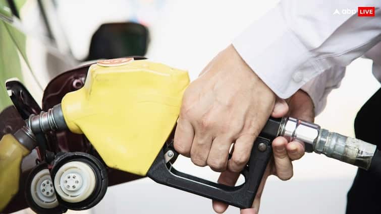 Pakistan Govt cut petrol price by 5.45 rupees and high-speed diesel by 8.42 rupees per litre Pakistan Petrol Rate: पाकिस्तान में पेट्रोल के दाम घटने से लोगों को राहत, एक झटके में इतने घटे दाम